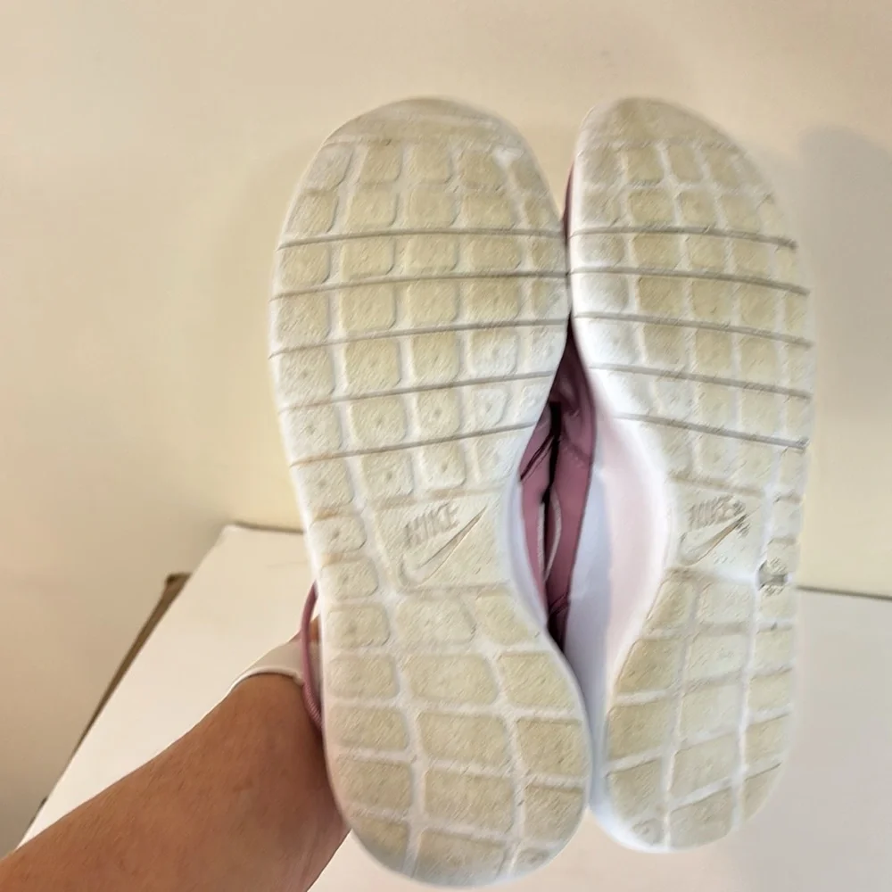 Nike Roshe One (gs) Big Kids Women’s Pink  Satin Shoes size 5Y 599729-618
